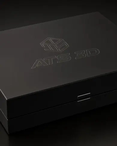 Caixa premium da ATS 3D fechada sobre superfície escura, com o logo da marca gravado em relevo na tampa e o fecho magnético à frente