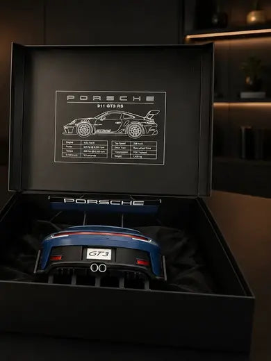 Porta-chaves do Porsche GT3 RS acomodado em caixa-presente preta, com a tampa aberta